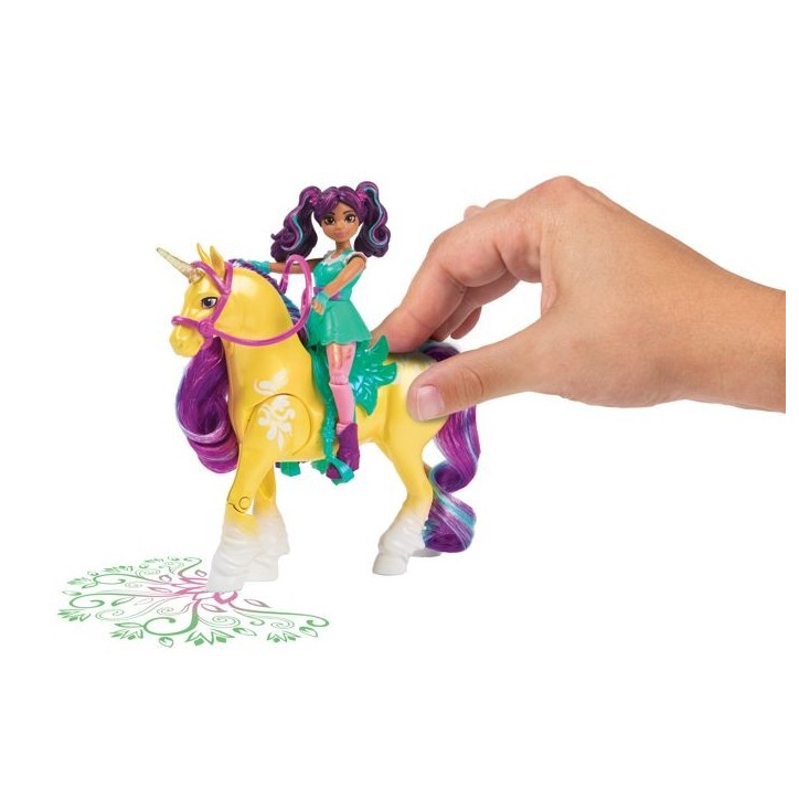 Licorne - Spin Master - 6072482 - Lumieres - Poupée Ava - 7 points d'articulation