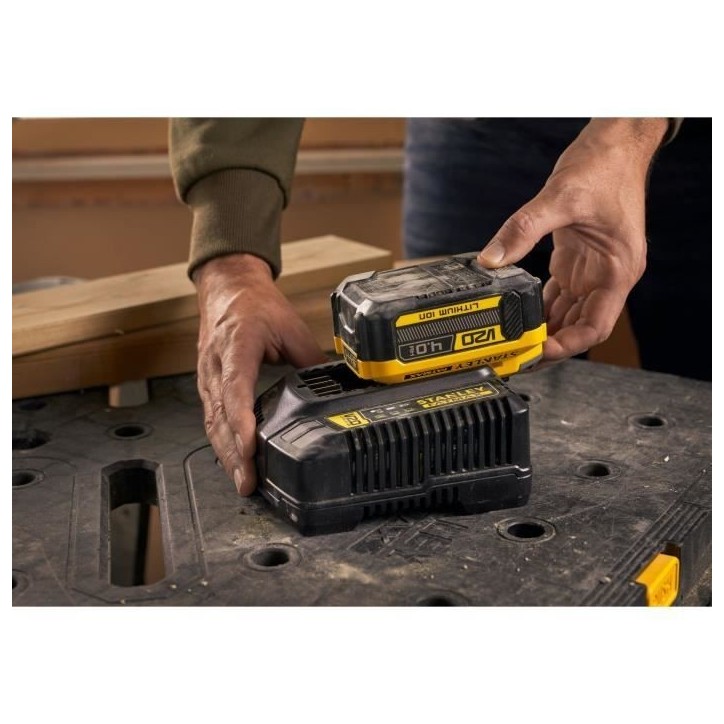 Chargeur 18V 4A - Stanley Fatmax - Compatible avec toutes les batteries de la Gamme V20 - SFMCB14-QW Chargeur 18V 4A - Stanley Fatmax - Compatible avec toutes les batteries de la Gamme V20 - SFMCB14-QW