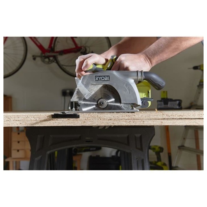 RYOBI - Scie circulaire 18V ONE+ - diam. 165 mm x 16 mm - 4 700 tr/min - Livrée avec 1 lame 24 dents - R18CS-0 RYOBI - Scie circulaire 18V ONE+ - diam. 165 mm x 16 mm - 4 700 tr/min - Livrée avec 1 lame 24 dents - R18CS-0