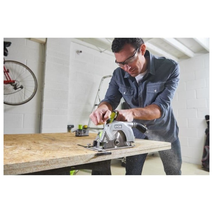 RYOBI - Scie circulaire 18V ONE+ - diam. 165 mm x 16 mm - 4 700 tr/min - Livrée avec 1 lame 24 dents - R18CS-0 RYOBI - Scie circulaire 18V ONE+ - diam. 165 mm x 16 mm - 4 700 tr/min - Livrée avec 1 lame 24 dents - R18CS-0