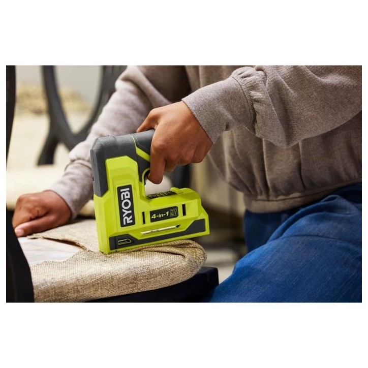Agrafeuse cloueuse - RYOBI - 4V - Agrafes de 6 a 14 mm - Pointes 18G jusqu'a 15 mm - Livrée avec 1100 agrafes T50 et 250 pointe Agrafeuse cloueuse - RYOBI - 4V - Agrafes de 6 a 14 mm - Pointes 18G jusqu'a 15 mm - Livrée avec 1100 agrafes T50 et 250 pointe