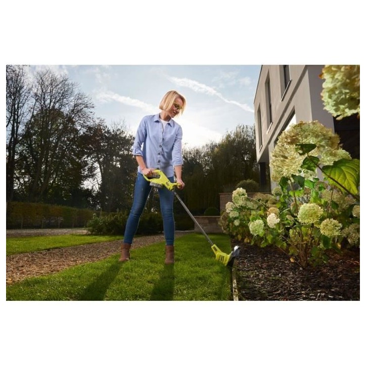 Tondeuse sans fil + coupe-bordure RYOBI One+ RLM18X33B40, 18V, l.33cm, 1 batterie 4 Ah et chargeur inclus Tondeuse sans fil + coupe-bordure RYOBI One+ RLM18X33B40, 18V, l.33cm, 1 batterie 4 Ah et chargeur inclus