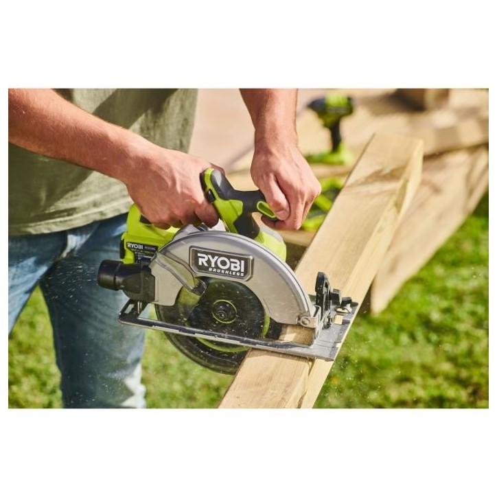Scie circulaire - RYOBI - Brushless - Moteur sans charbons - 18V - Diam. 184 mm x 16 mm - 4 500 tr/min - Livrée avec 1 lame 24 Scie circulaire - RYOBI - Brushless - Moteur sans charbons - 18V - Diam. 184 mm x 16 mm - 4 500 tr/min - Livrée avec 1 lame 24