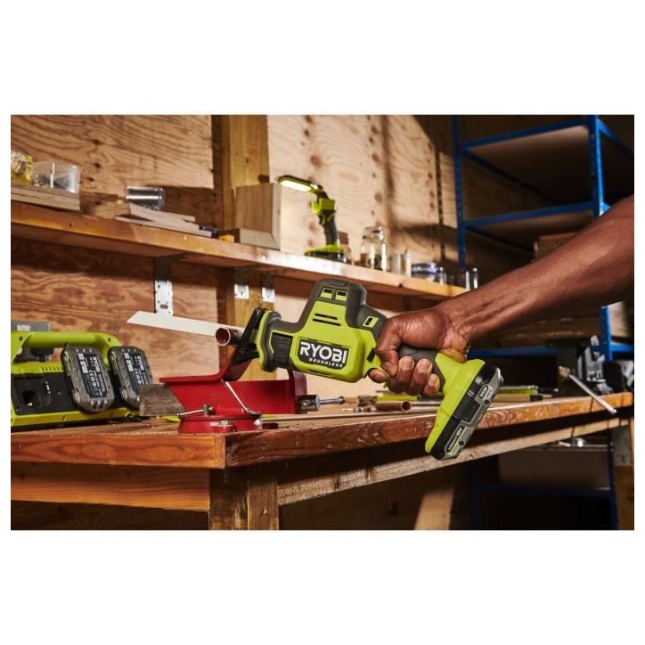 Scie sabre 1 main - RYOBI - Brushless - 18V - Compacte - 0-3 000 cp/min - Course de lame 16 mm - Capacité bois 90 mm Scie sabre 1 main - RYOBI - Brushless - 18V - Compacte - 0-3 000 cp/min - Course de lame 16 mm - Capacité bois 90 mm