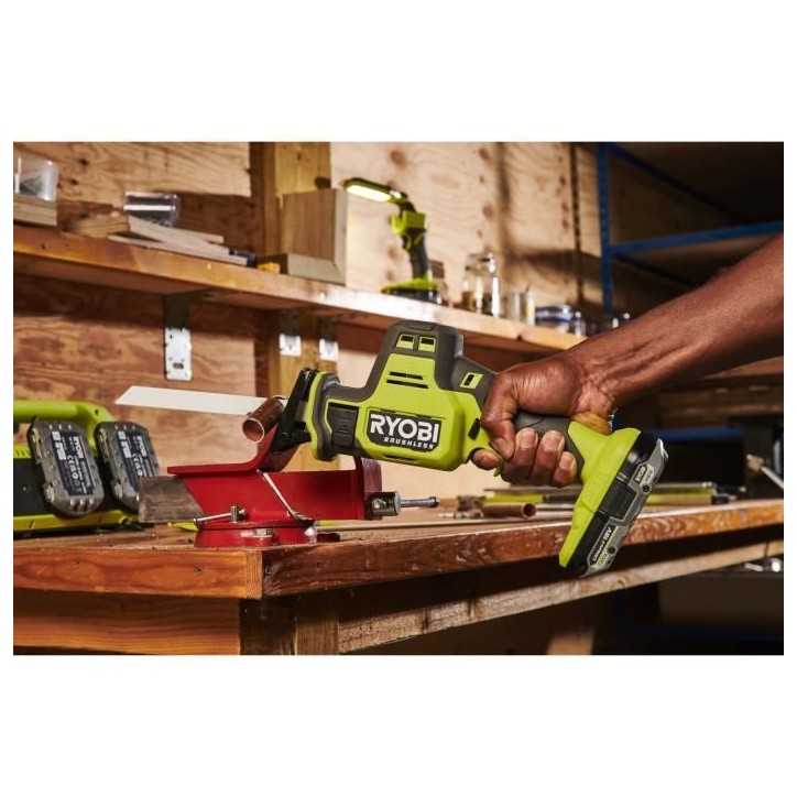 Scie sabre 1 main - RYOBI - Brushless - 18V - Compacte - 0-3 000 cp/min - Course de lame 16 mm - Capacité bois 90 mm Scie sabre 1 main - RYOBI - Brushless - 18V - Compacte - 0-3 000 cp/min - Course de lame 16 mm - Capacité bois 90 mm