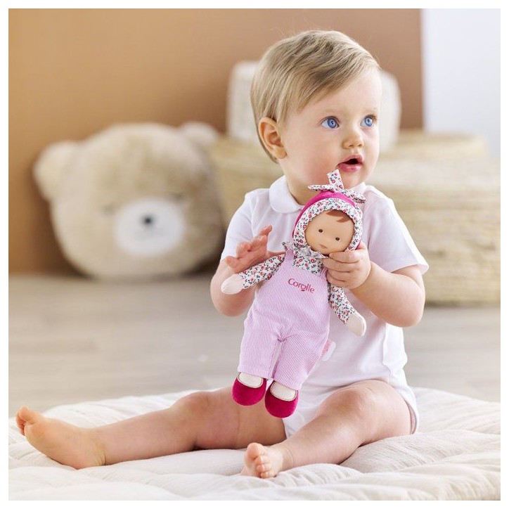Mon Doudou - COROLLE - Miss Chic Rose Grenadine - 25 cm - Senteur vanille Mon Doudou - COROLLE - Miss Chic Rose Grenadine - 25 cm - Senteur vanille