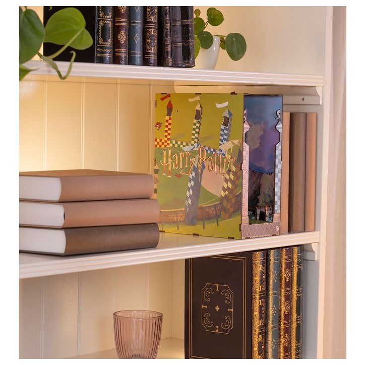 Book Nook - Kit DIY a construire Maquette 3D Serre Livre - REVELL - Tiny Adventures - Harry Potter - Terrain de Quidditch - LED Book Nook - Kit DIY a construire Maquette 3D Serre Livre - REVELL - Tiny Adventures - Harry Potter - Terrain de Quidditch - LED