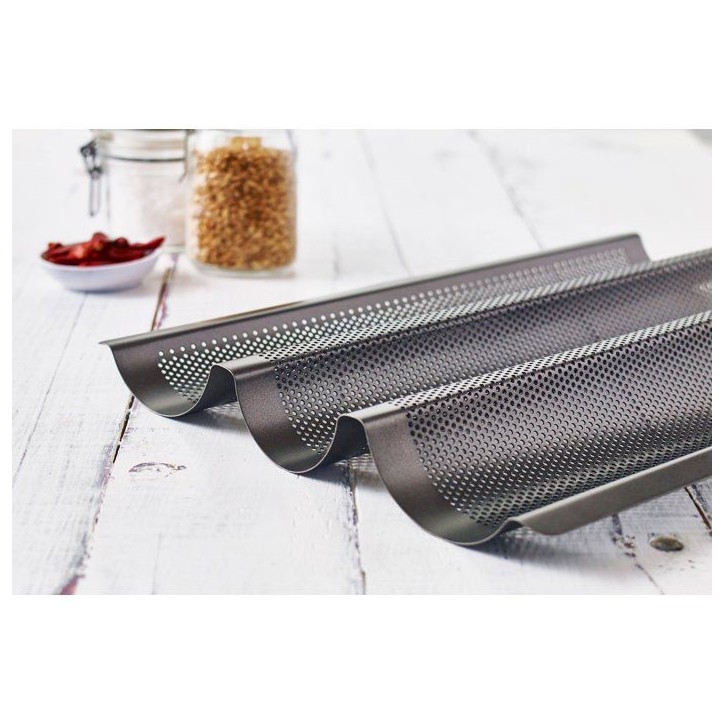 Plaque de cuisson perforée - BIRKMANN - EASY BAKING - Acier carbone - Anti adhésif - Pour 3 baguettes - 39,5 x 29,5 x 4,5 cm Plaque de cuisson perforée - BIRKMANN - EASY BAKING - Acier carbone - Anti adhésif - Pour 3 baguettes - 39,5 x 29,5 x 4,5 cm