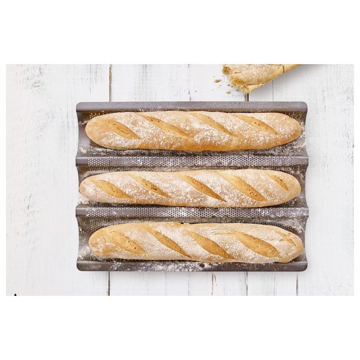 Plaque de cuisson perforée - BIRKMANN - EASY BAKING - Acier carbone - Anti adhésif - Pour 3 baguettes - 39,5 x 29,5 x 4,5 cm Plaque de cuisson perforée - BIRKMANN - EASY BAKING - Acier carbone - Anti adhésif - Pour 3 baguettes - 39,5 x 29,5 x 4,5 cm
