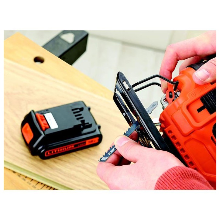 Scie sauteuse pendulaire sans-fil BLACK+DECKER 18V - 1 batterie 2,0 Ah - 1 lame bois - 1 chargeur Scie sauteuse pendulaire sans-fil BLACK+DECKER 18V - 1 batterie 2,0 Ah - 1 lame bois - 1 chargeur