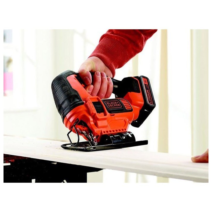 Scie sauteuse pendulaire sans-fil BLACK+DECKER 18V - 1 batterie 2,0 Ah - 1 lame bois - 1 chargeur Scie sauteuse pendulaire sans-fil BLACK+DECKER 18V - 1 batterie 2,0 Ah - 1 lame bois - 1 chargeur