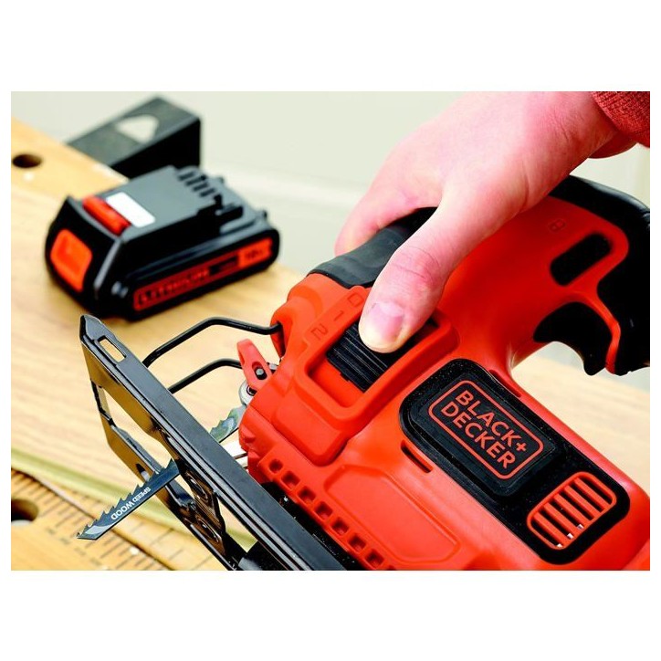 Scie sauteuse pendulaire sans-fil BLACK+DECKER 18V - 1 batterie 2,0 Ah - 1 lame bois - 1 chargeur Scie sauteuse pendulaire sans-fil BLACK+DECKER 18V - 1 batterie 2,0 Ah - 1 lame bois - 1 chargeur
