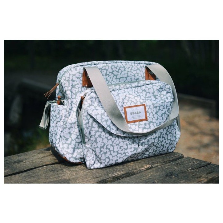 Sac a langer - BÉABA - Geneve - cherry blossom - grande contenance - attaches poussette - accessoires inclus Sac a langer - BÉABA - Geneve - cherry blossom - grande contenance - attaches poussette - accessoires inclus