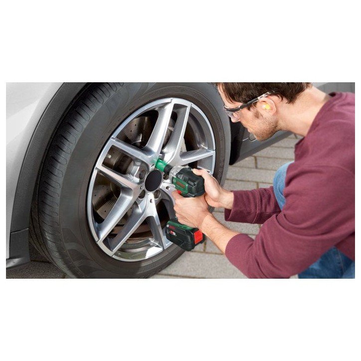 Boulonneuse sans fil BOSCH - UniversalImpactDrive 18V-350 - 18V - 350 Nm - Sans batterie ni chargeur - Avec jeu de douilles x4 Boulonneuse sans fil BOSCH - UniversalImpactDrive 18V-350 - 18V - 350 Nm - Sans batterie ni chargeur - Avec jeu de douilles x4