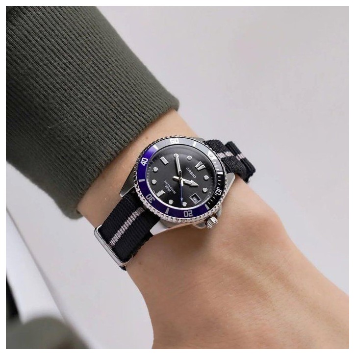 Montre - CASIO - MDV-10C - Homme - Noir/Bleu - Quartz - Analogique Montre - CASIO - MDV-10C - Homme - Noir/Bleu - Quartz - Analogique