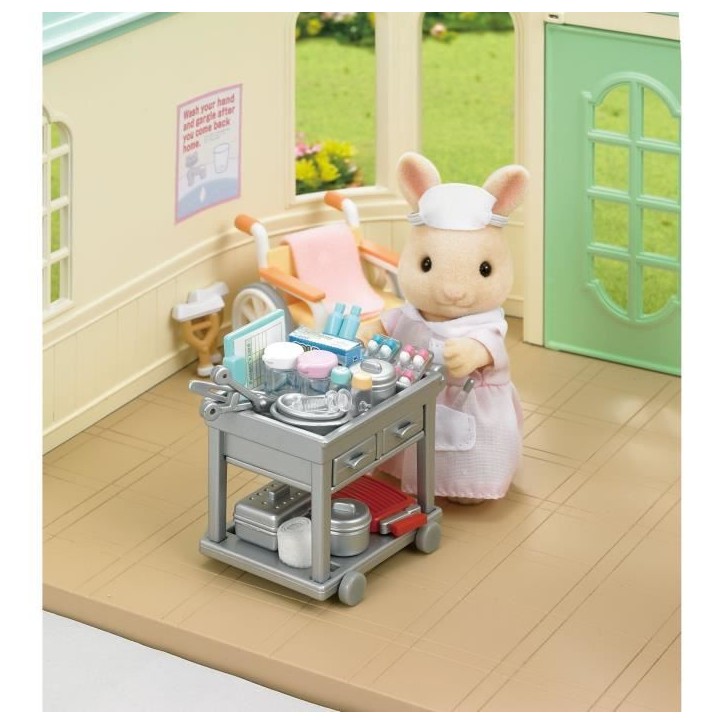 Figurines miniatures - SYLVANIAN FAMILIES - L'infirmiere et accessoires pour soigner et nourrir les patients Figurines miniatures - SYLVANIAN FAMILIES - L'infirmiere et accessoires pour soigner et nourrir les patients