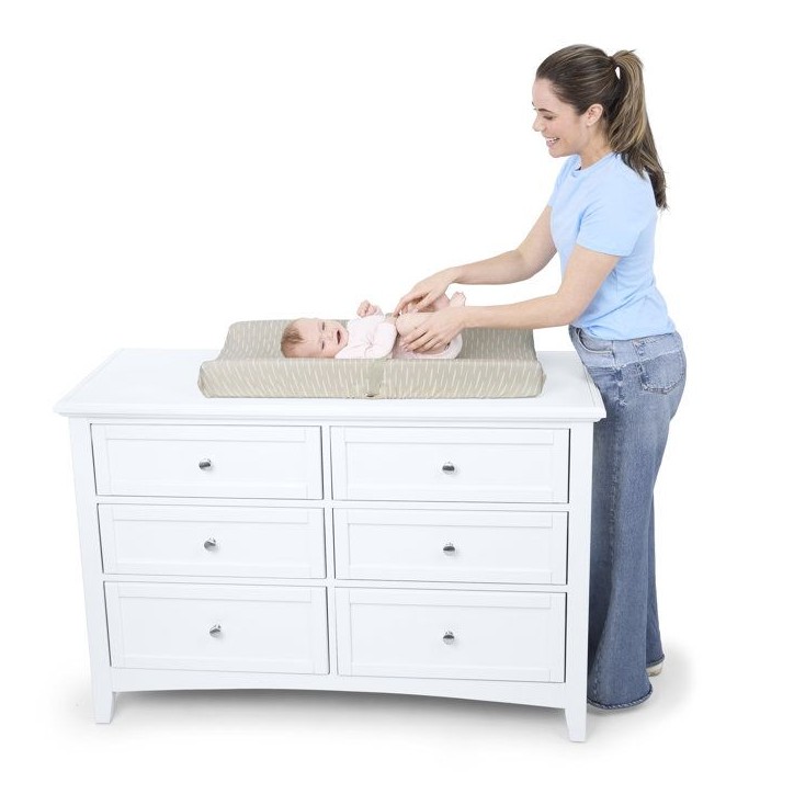 INGENUITY- Matelas a langer beige a contour réhaussé et harnais de sécurité, déhoussable INGENUITY- Matelas a langer beige a contour réhaussé et harnais de sécurité, déhoussable