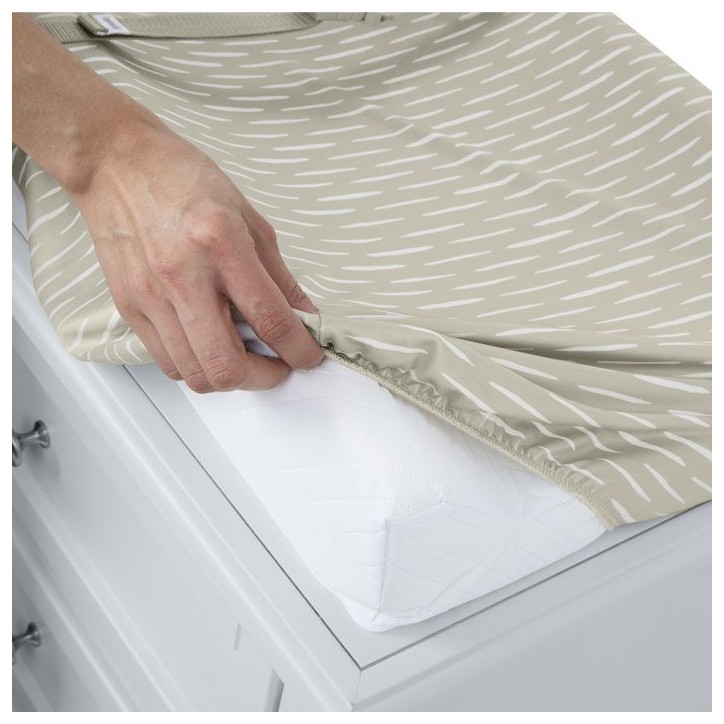 INGENUITY- Matelas a langer beige a contour réhaussé et harnais de sécurité, déhoussable INGENUITY- Matelas a langer beige a contour réhaussé et harnais de sécurité, déhoussable