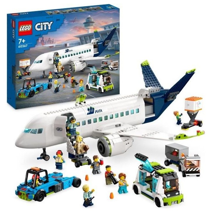LEGO City 60367 L'Avion de Ligne, Jouet avec Bus de l'Aéroport, Remorqueur, Camion a Bagages et 9 Minifigurines