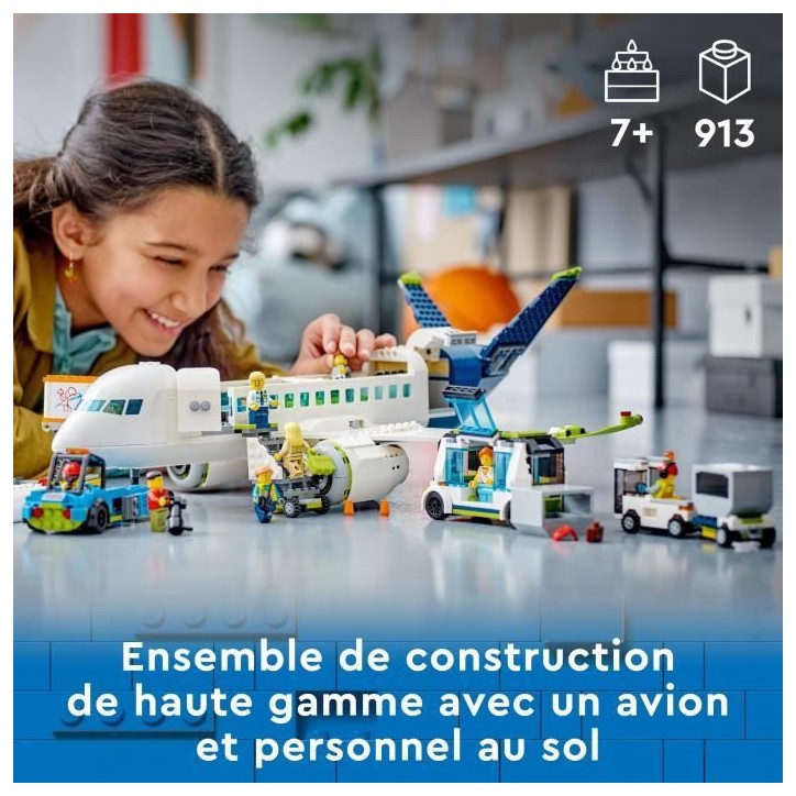 LEGO City 60367 L'Avion de Ligne, Jouet avec Bus de l'Aéroport, Remorqueur, Camion a Bagages et 9 Minifigurines