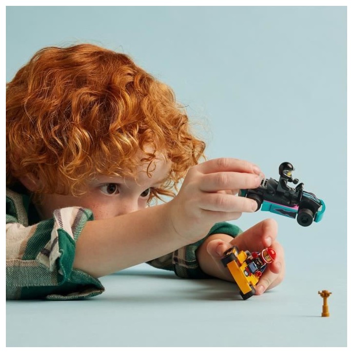 LEGO 60400 City Les Karts et les Pilotes de Course, Jouet avec 2 Karting, avec 2 Minifigurines de Pilotes de Voitures