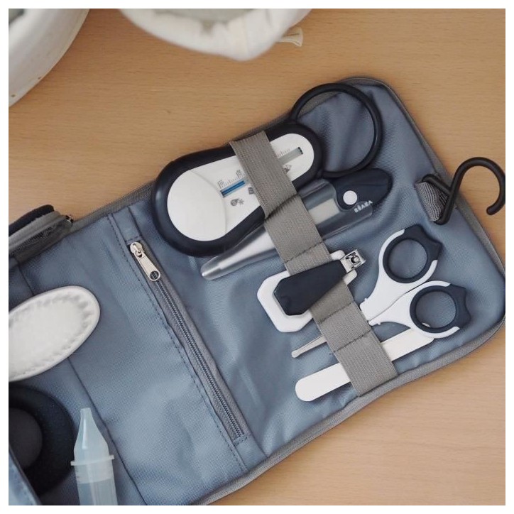 BÉABA - Trousse de Toilette Bébé - 9 Accessoires - Thermometre Bain et Digital - Anneau Dentition - Masseur de Gencives - Nig