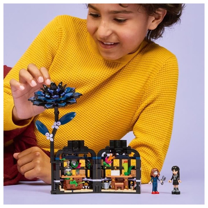 LEGO Mercredi 76784 Le Dahlia Noir - Jeu de Construction des 9 ans - Fleur Artificielle LEGO Mercredi 76784 Le Dahlia Noir - Jeu de Construction des 9 ans - Fleur Artificielle