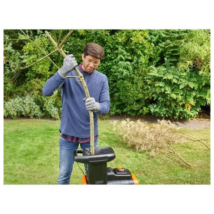Broyeur de Végétaux filaire - BLACK+DECKER - BEGAS5800-QS - 2800W - Capacité de Broyage 45 mm - Bac Collecteur 45 L Broyeur de Végétaux filaire - BLACK+DECKER - BEGAS5800-QS - 2800W - Capacité de Broyage 45 mm - Bac Collecteur 45 L