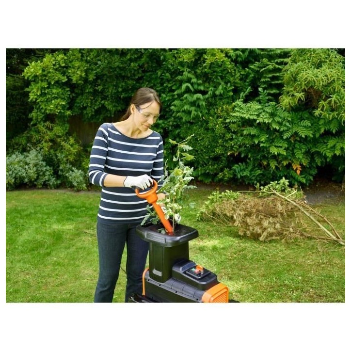 Broyeur de Végétaux filaire - BLACK+DECKER - BEGAS5800-QS - 2800W - Capacité de Broyage 45 mm - Bac Collecteur 45 L Broyeur de Végétaux filaire - BLACK+DECKER - BEGAS5800-QS - 2800W - Capacité de Broyage 45 mm - Bac Collecteur 45 L