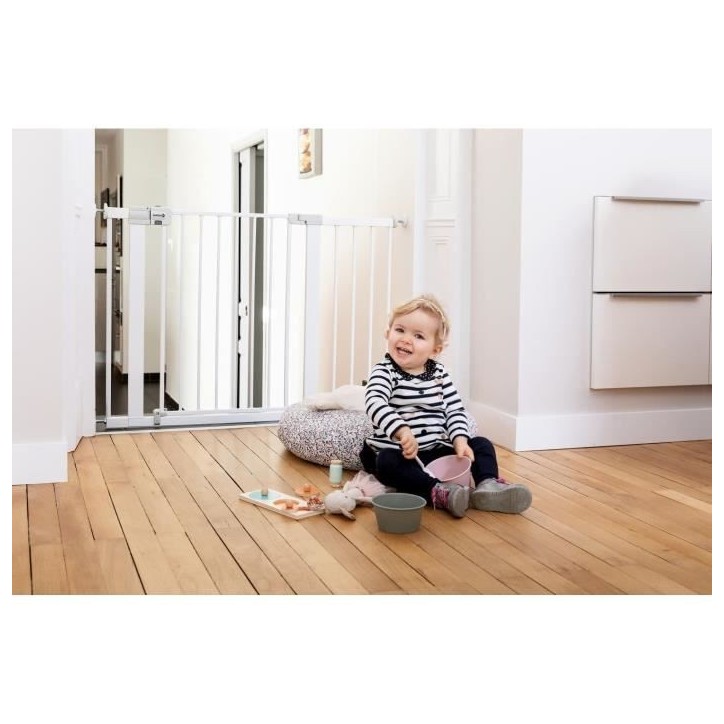 SAFETY 1ST Barriere de sécurité enfant Easy Close - Métal - 73 a 80 cm - pression, sans vis ni perçage - Blanc SAFETY 1ST Barriere de sécurité enfant Easy Close - Métal - 73 a 80 cm - pression, sans vis ni perçage - Blanc