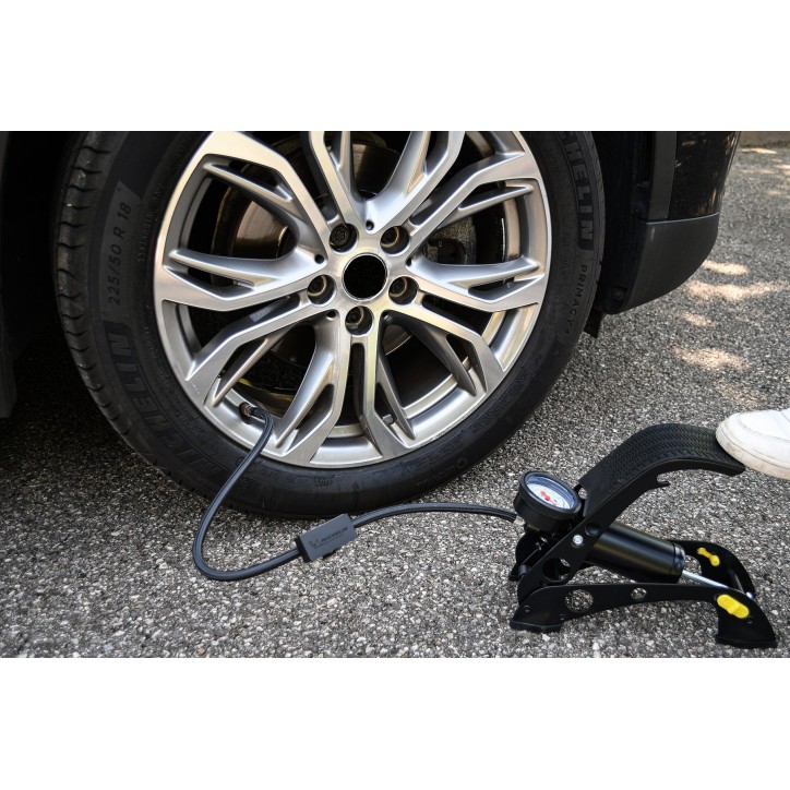 Pompe a pied a manometre homologué - MICHELIN - Modele 2023 - 7 Bars - Flexible 60 cm - Embouts de gonflage inclus Pompe a pied a manometre homologué - MICHELIN - Modele 2023 - 7 Bars - Flexible 60 cm - Embouts de gonflage inclus