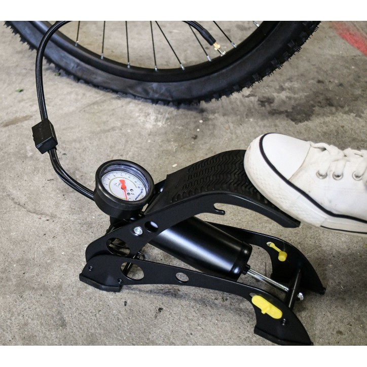 Pompe a pied a manometre homologué - MICHELIN - Modele 2023 - 7 Bars - Flexible 60 cm - Embouts de gonflage inclus Pompe a pied a manometre homologué - MICHELIN - Modele 2023 - 7 Bars - Flexible 60 cm - Embouts de gonflage inclus