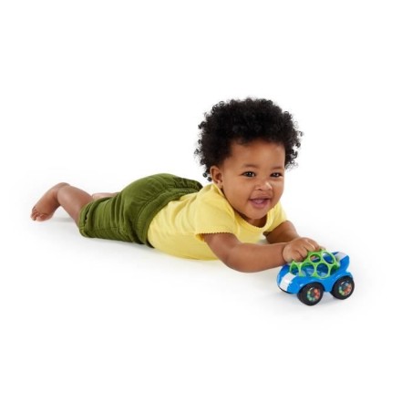 Bright Starts Jouet d'éveil Oball™Une Petite Voiture Rattle & Roll™ - développe la motricité - modele aléatoire