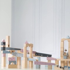 Circuit a billes en bois - ROBA - 20 billes en verre - 80 briques de construction - Naturel / Marine / Ciel / Rose