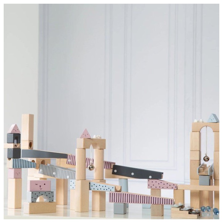 Circuit a billes en bois - ROBA - 20 billes en verre - 80 briques de construction - Naturel / Marine / Ciel / Rose Circuit a billes en bois - ROBA - 20 billes en verre - 80 briques de construction - Naturel / Marine / Ciel / Rose