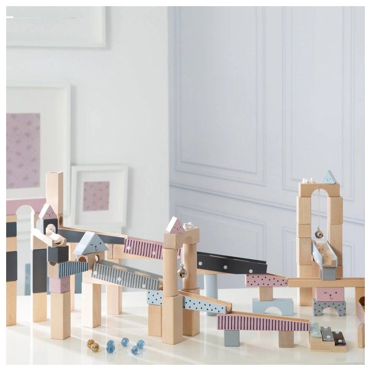 Circuit a billes en bois - ROBA - 20 billes en verre - 80 briques de construction - Naturel / Marine / Ciel / Rose Circuit a billes en bois - ROBA - 20 billes en verre - 80 briques de construction - Naturel / Marine / Ciel / Rose