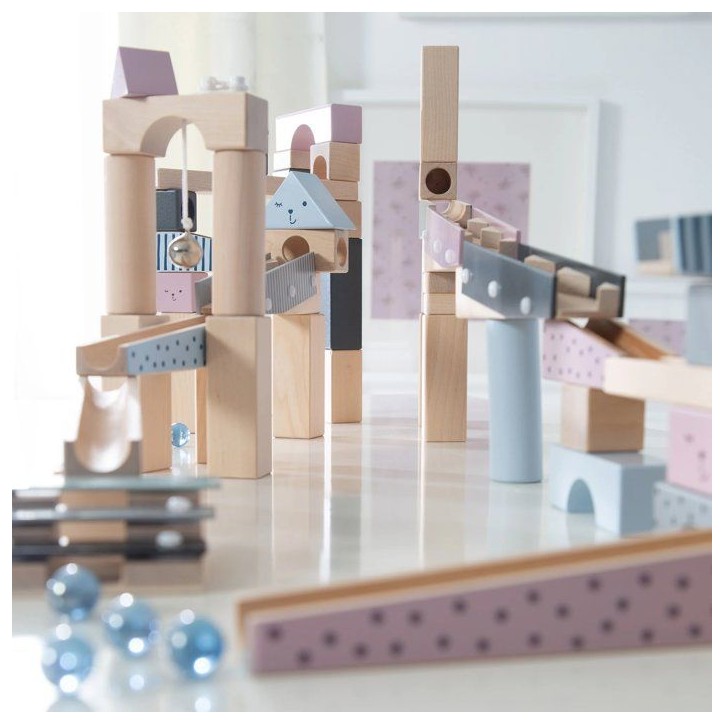 Circuit a billes en bois - ROBA - 20 billes en verre - 80 briques de construction - Naturel / Marine / Ciel / Rose Circuit a billes en bois - ROBA - 20 billes en verre - 80 briques de construction - Naturel / Marine / Ciel / Rose