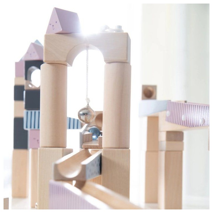 Circuit a billes en bois - ROBA - 20 billes en verre - 80 briques de construction - Naturel / Marine / Ciel / Rose Circuit a billes en bois - ROBA - 20 billes en verre - 80 briques de construction - Naturel / Marine / Ciel / Rose