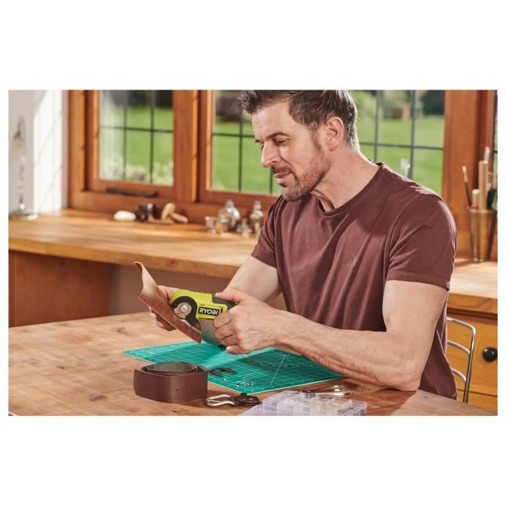RYOBI - Mini-scie 4V USB Lithium - Câble USB C - 1 batterie 2,0 Ah - Livrée avec 1 lame 38 mm - RCT4-120G RYOBI - Mini-scie 4V USB Lithium - Câble USB C - 1 batterie 2,0 Ah - Livrée avec 1 lame 38 mm - RCT4-120G