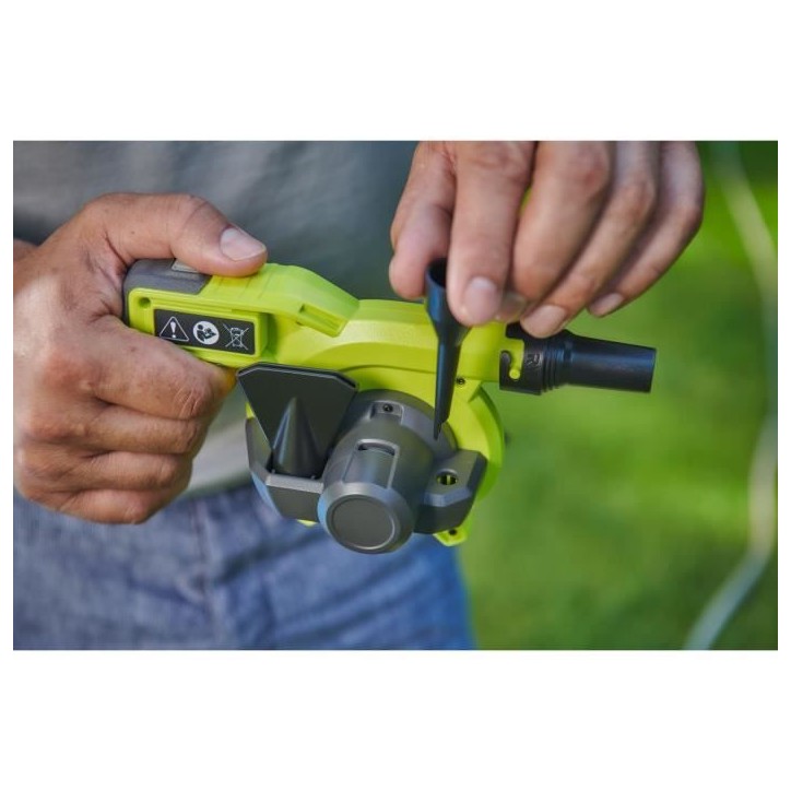 Gonfleur dégonfleur - RYOBI - 4V - Gros débit : 200 L/min - Livré avec 3 embouts de gonfleur Gonfleur dégonfleur - RYOBI - 4V - Gros débit : 200 L/min - Livré avec 3 embouts de gonfleur