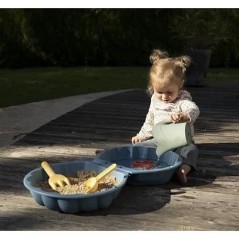 Smoby Life - Mini Bac a Sable Double Garni - Forme Coquillage - Pelle, Rateau, Moule a Sable, Arrosoir - Matiere Recyclée - 18
