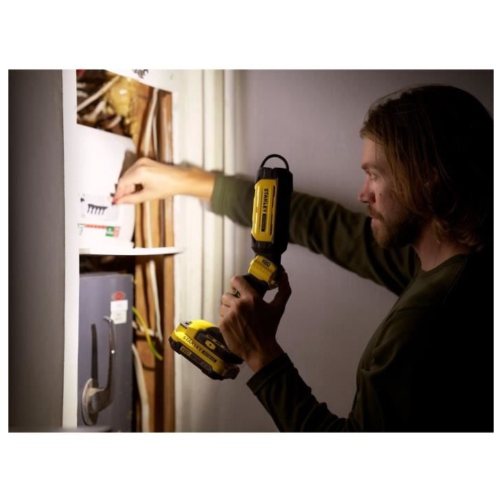 Lampe torche - 18V - STANLEY FATMAX - SFMCL050B-XJ - 3 LED - 700 lumens - Tete pivotante - Sans batterie Lampe torche - 18V - STANLEY FATMAX - SFMCL050B-XJ - 3 LED - 700 lumens - Tete pivotante - Sans batterie