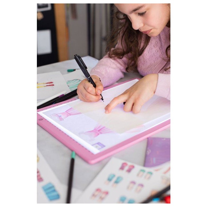 Kit créatif - SYCOMORE - Artissimo - Atelier stylisme avec tablette lumineuse - Des 7 ans Kit créatif - SYCOMORE - Artissimo - Atelier stylisme avec tablette lumineuse - Des 7 ans