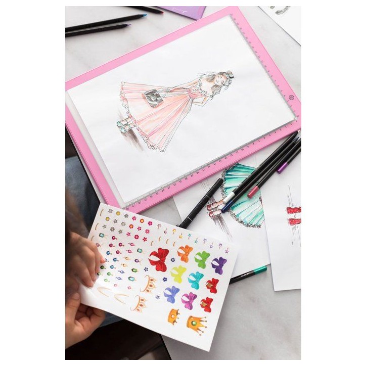 Kit créatif - SYCOMORE - Artissimo - Atelier stylisme avec tablette lumineuse - Des 7 ans Kit créatif - SYCOMORE - Artissimo - Atelier stylisme avec tablette lumineuse - Des 7 ans