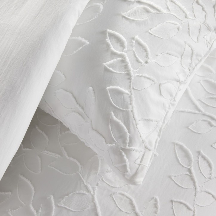 Parure de lit - TODAY - Essential - 2 personnes - 220 x 240 cm - Effet tufté floral blanc Parure de lit - TODAY - Essential - 2 personnes - 220 x 240 cm - Effet tufté floral blanc