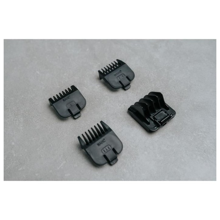 Tondeuse a barbe - WAHL - GROOMSMAN PRO - 2,4 V - 6 sabots - Autonomie : 60 min - Noir / Argent Tondeuse a barbe - WAHL - GROOMSMAN PRO - 2,4 V - 6 sabots - Autonomie : 60 min - Noir / Argent