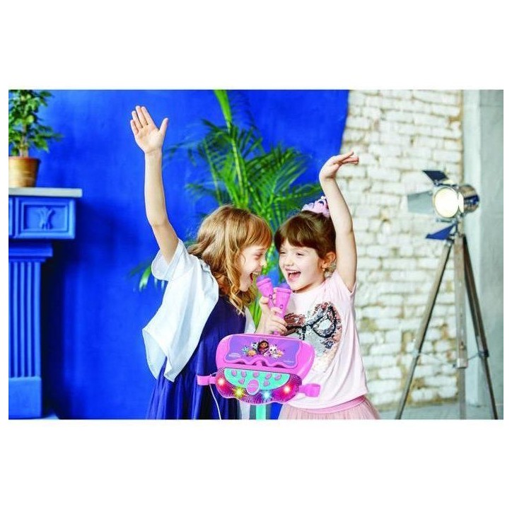 Microphone Gabby et la maison magique sur pied ajustable lumineux avec enceinte, 2 Micros et Effets vocaux, Enceinte Bluetooth Microphone Gabby et la maison magique sur pied ajustable lumineux avec enceinte, 2 Micros et Effets vocaux, Enceinte Bluetooth