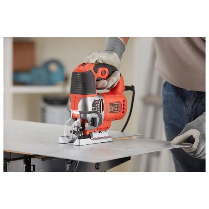 Scie sauteuse filaire BLACK + DECKER BES610K - 650W - 3100 trs/min - Fonction pendulaire réglable