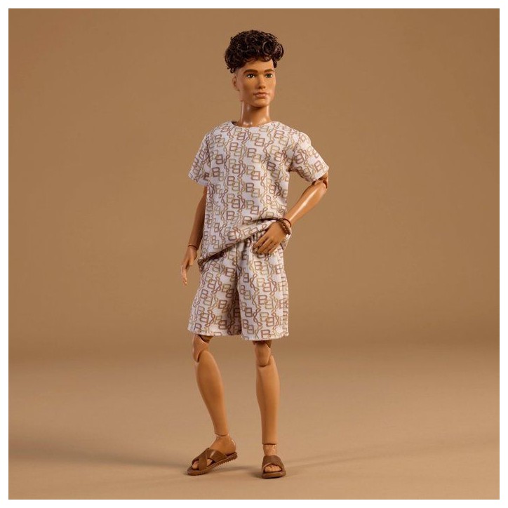 Poupée - BARBIE - Ken Basics JJX29 - Tenue short - Socle inclus - Style casual