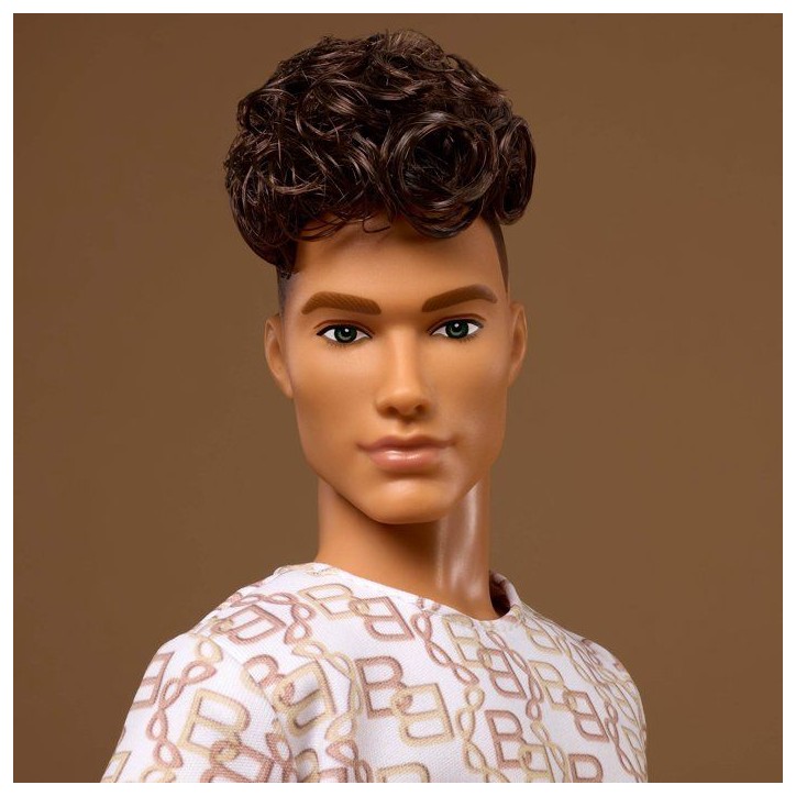 Poupée - BARBIE - Ken Basics JJX29 - Tenue short - Socle inclus - Style casual